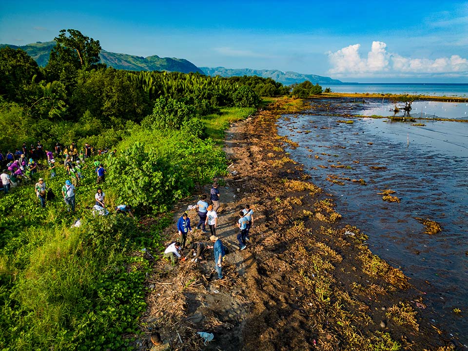 coast clean up in Philippines