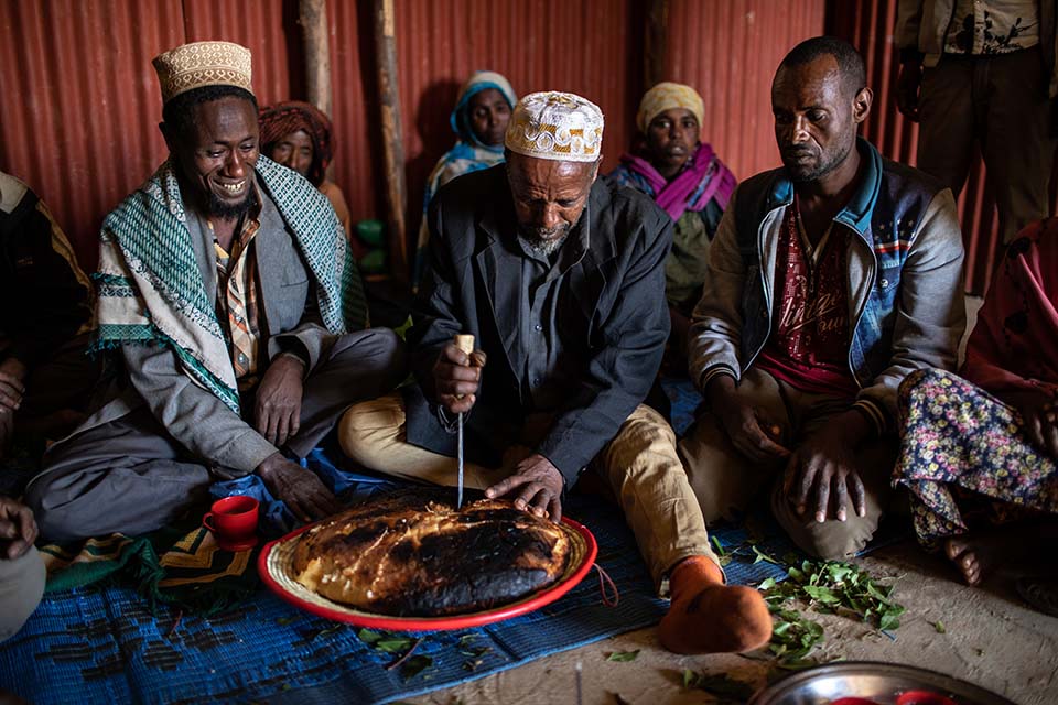 Ethiopian men share injera