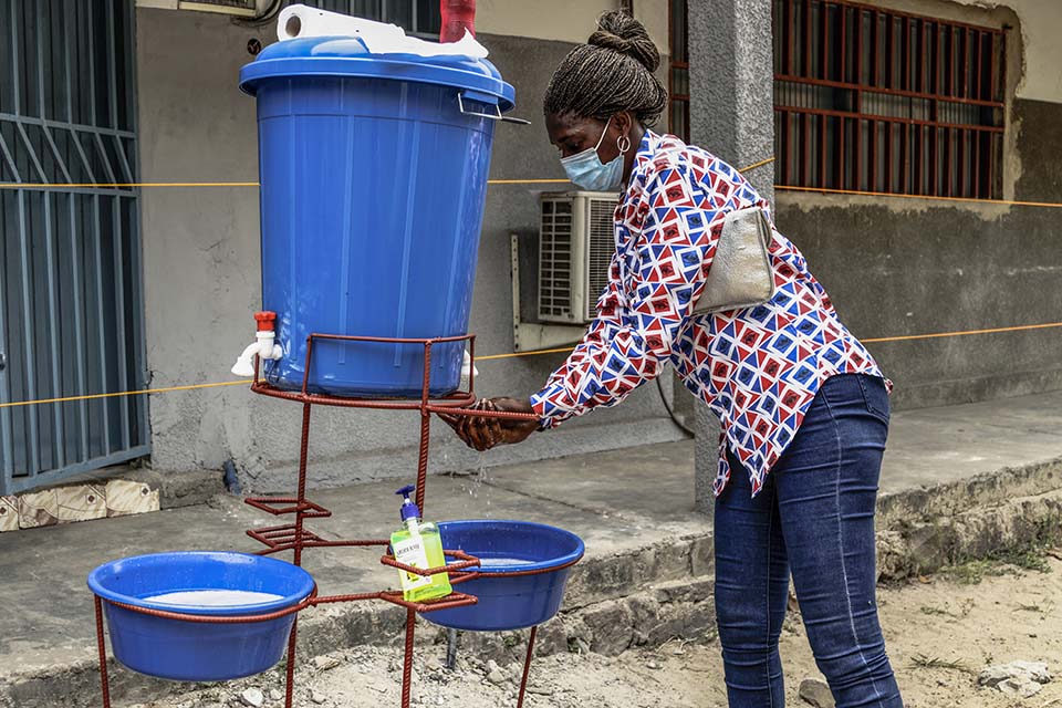 woman in DRC washing her hands