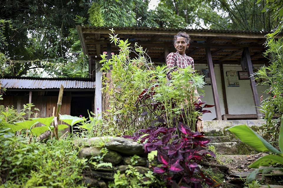 woman_in_garden_in_nepal