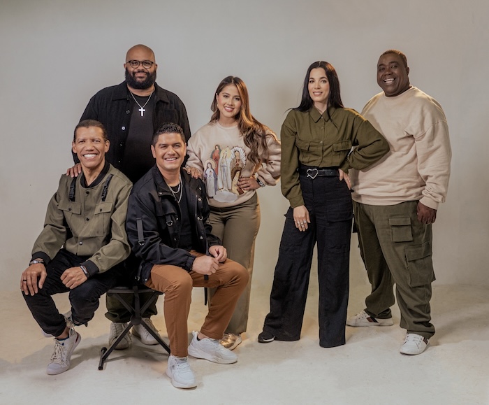 Foto grupal de Alfareros, un grupo musical galardonado con el Latin Grammy. Los siete miembros están sonriendo y parados juntos, mostrando un sentido de unidad y alegría.