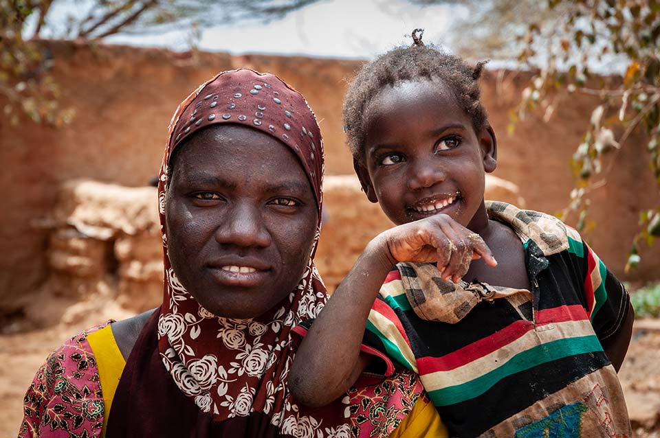 mali mother and daughter